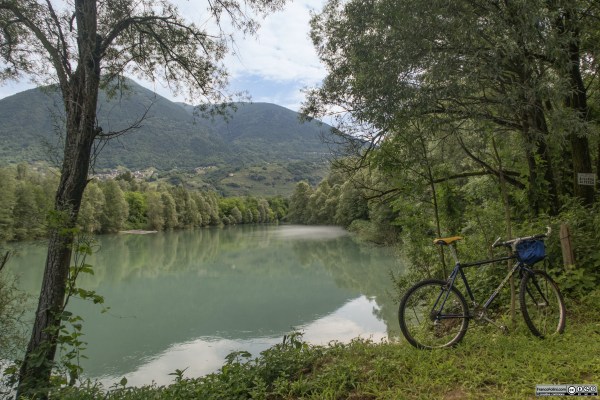 Sentiero Valtellina: il tratto della pista ciclo-pedonale tra Chiuro e San Giacomo di Teglio che corre lungo l'argine sinistro del fiume Adda.