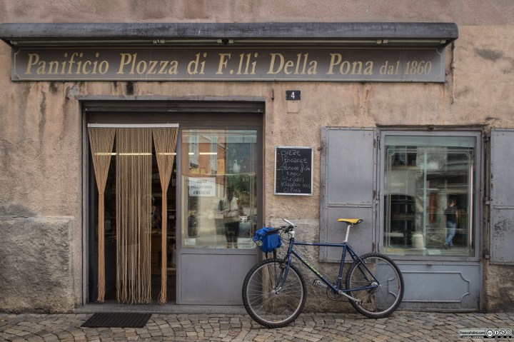 Sentiero Valtellina: il sentiero attraversa il cento storico di Tirano che offre numerosi interessanti scorci.