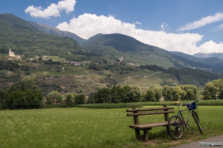 Sentiero Valtellina: sosta nel vede all'altezza dei Faedo, pochi km ad Est di Sondrio.
