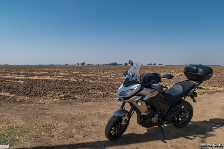 Grandissime distese di campi arati costeggiano la Highway 4 tra Stockton e Farmington.