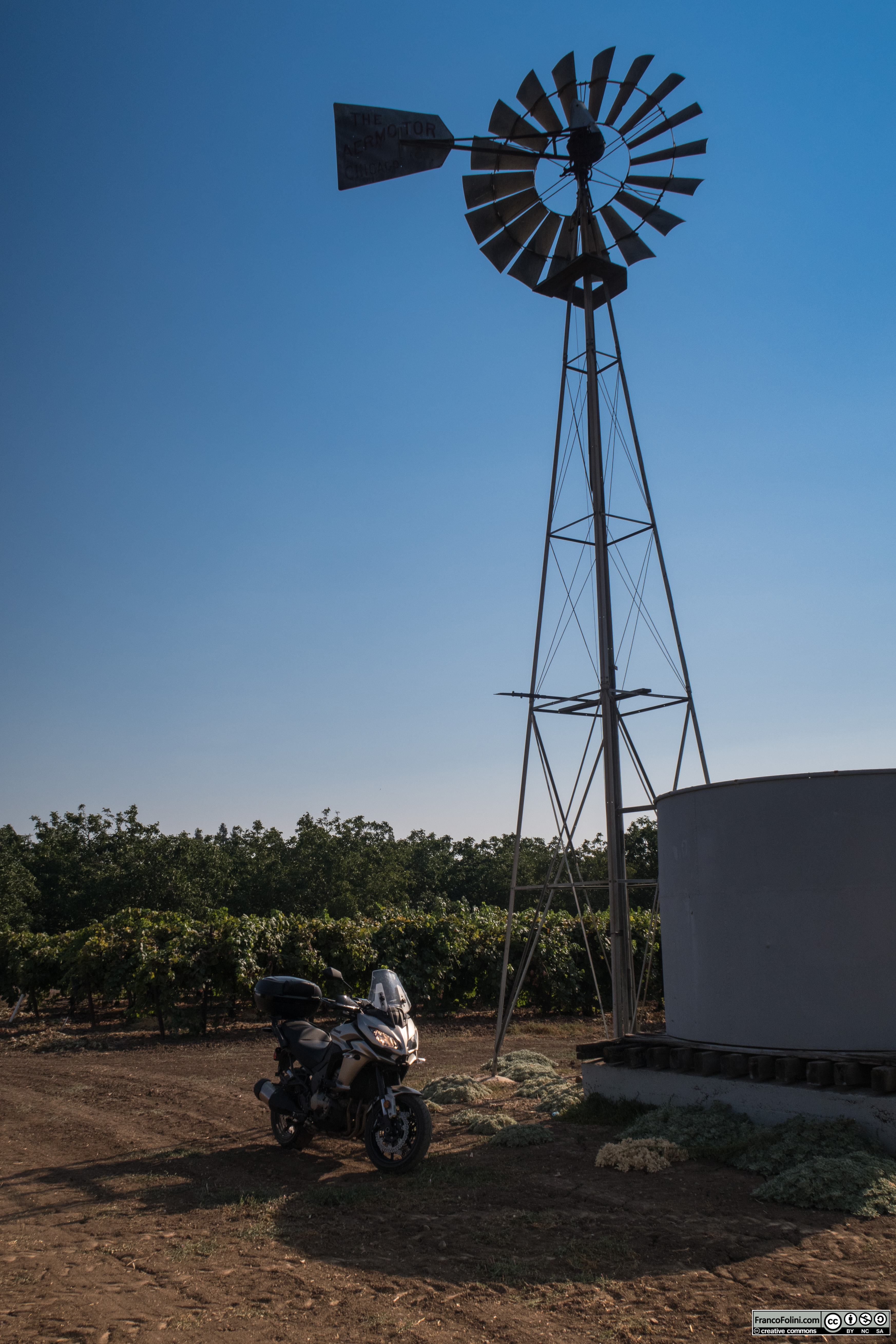 Van Allen Road, Farmington, CA: vigne con mulino a vento per l'irrigazione