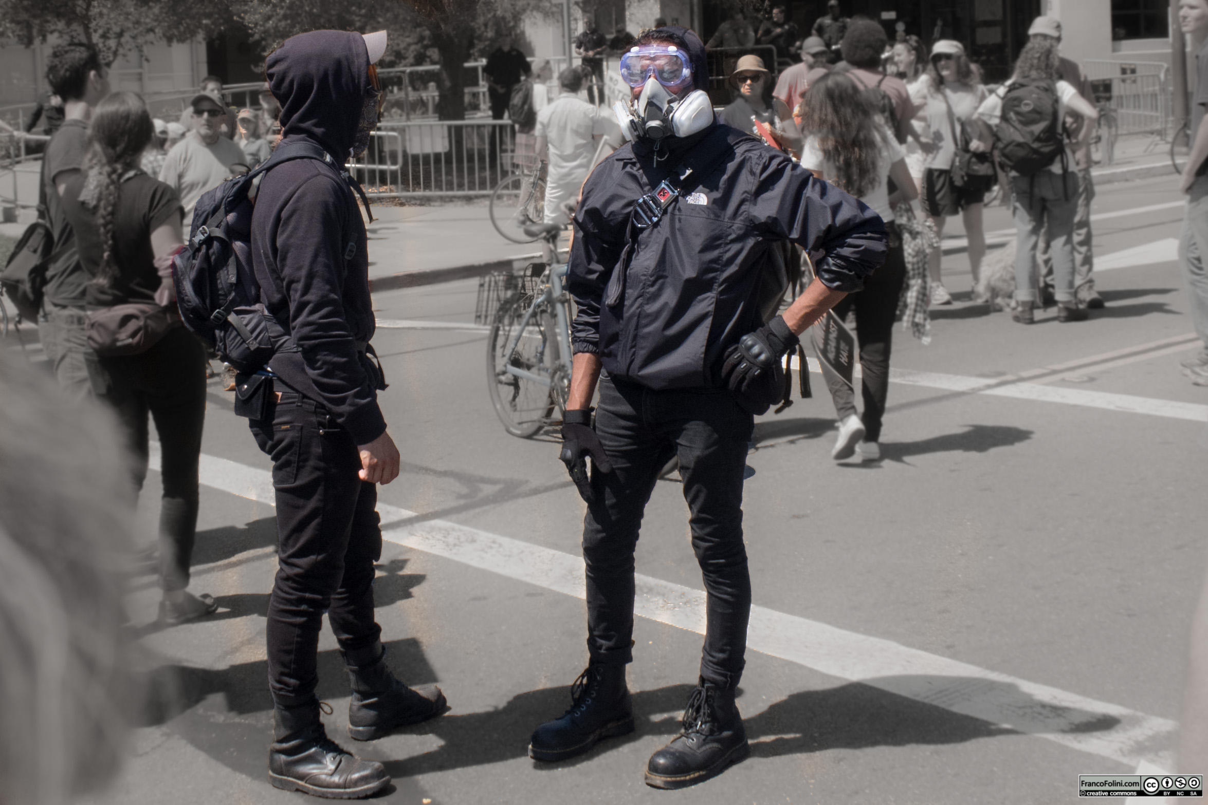 Agitatiori Blacblock e Antifa in tenuta da sommossa