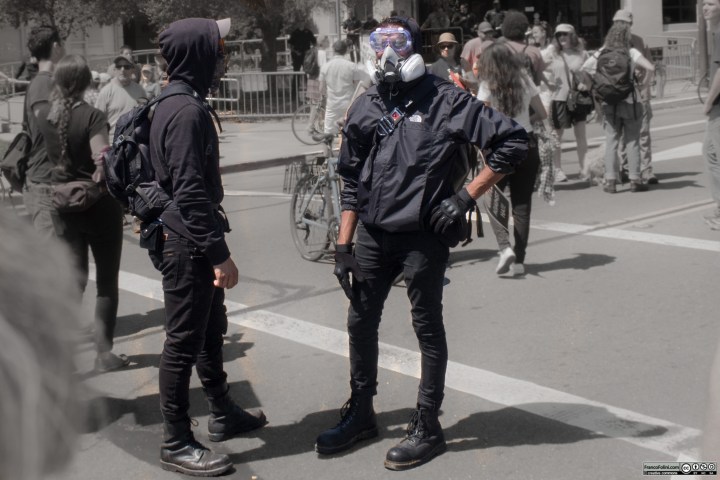 Agitatiori Blacblock e Antifa in tenuta da sommossa