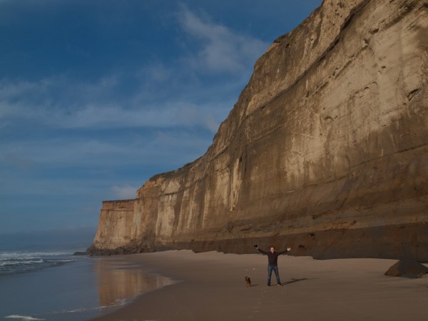La spiaggia segreta con gli altissimi scogli verticali.