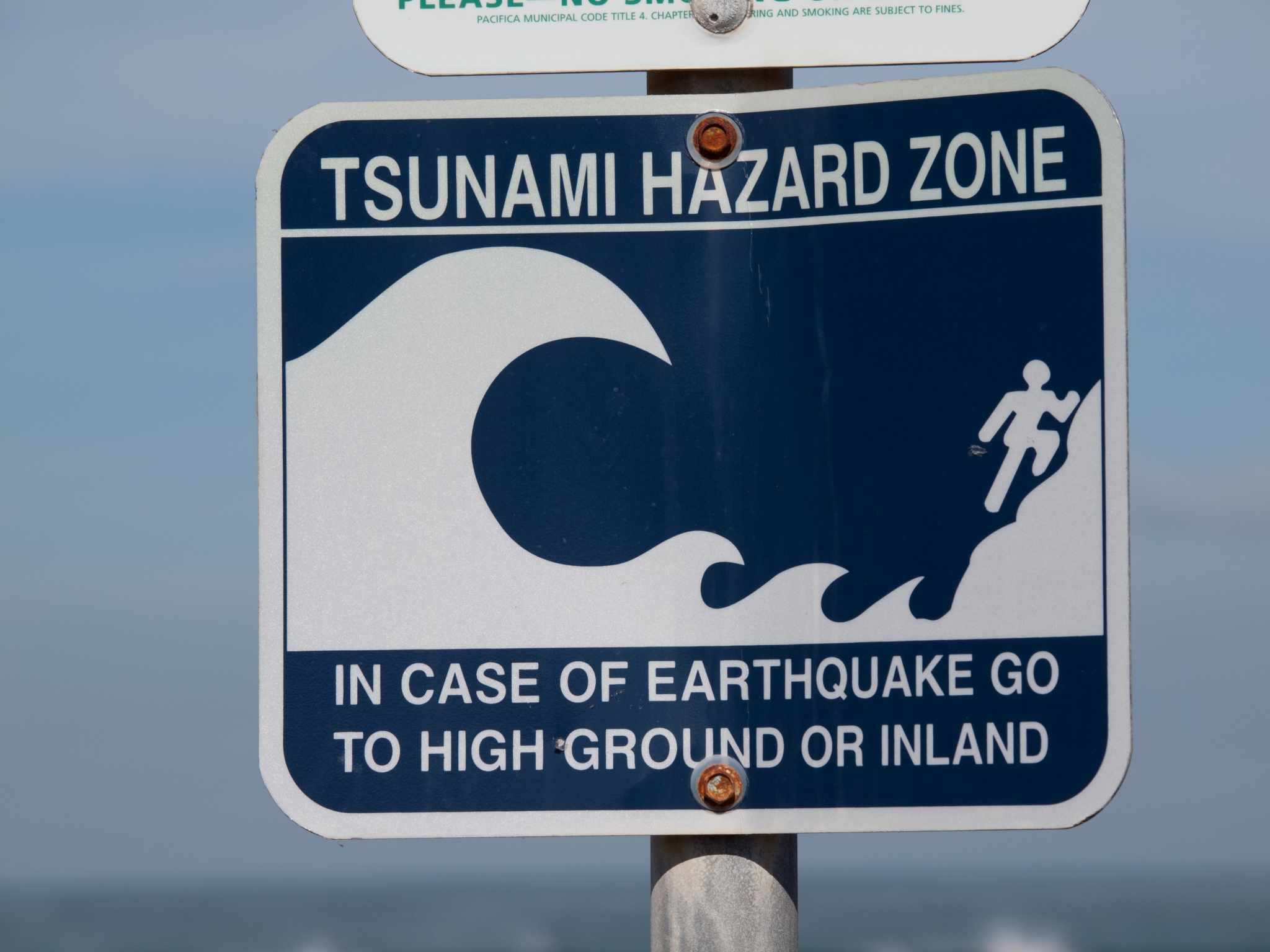 Il cartello che segnala il pericolo di tsunami