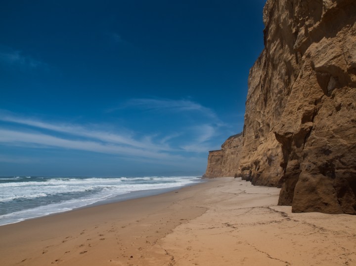 La spiaggia segreta con gli altissimi scogli verticali.