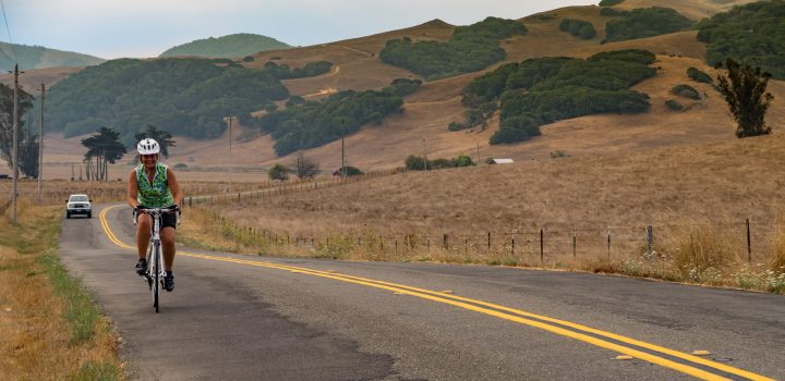 Simona pedala verso Tomales
