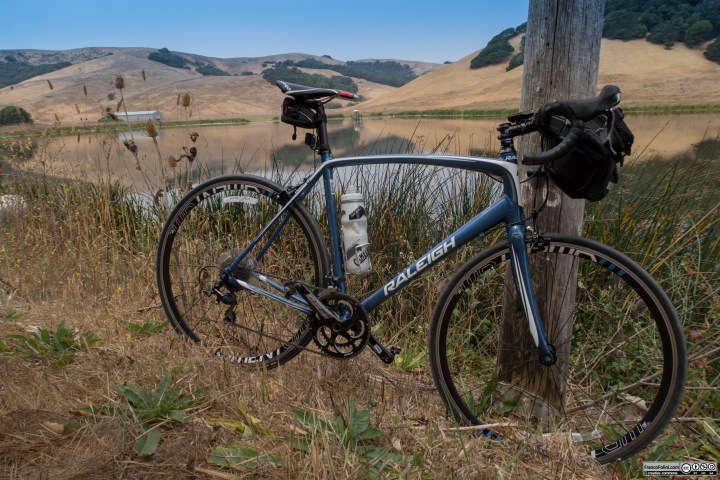 Colpisce trovare uno specchio d'acqua in una terra che in questa stagione e' tremendamente secca