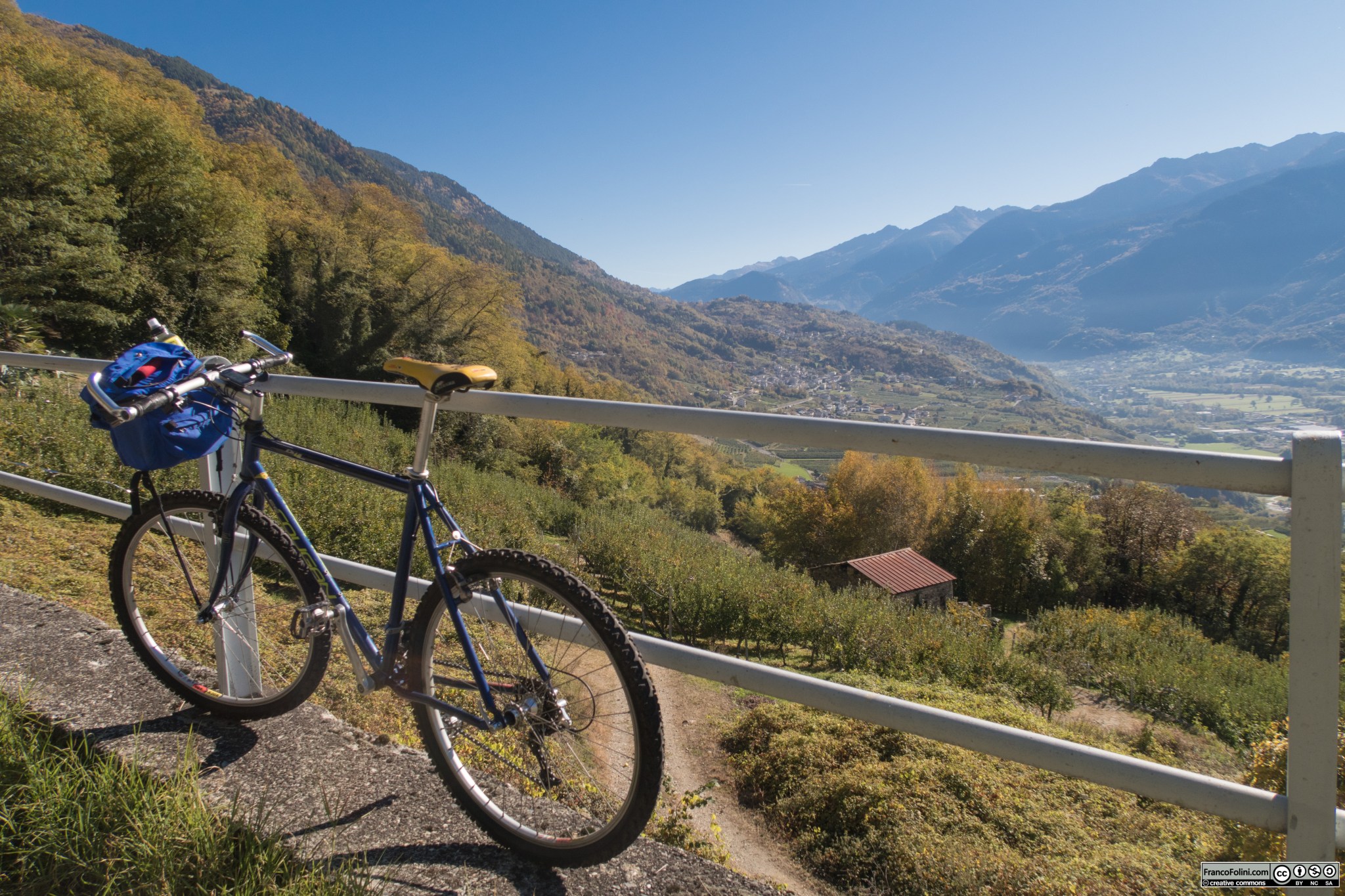 Salendo sul fianco della montagna si possono godere splendide viste sulla Valtellina e sui monti che la delimitano.