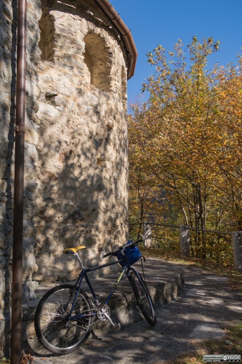 Il retro della chiesetta di San Rocco, all'ingresso della Valfontana