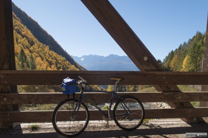 Il Ponte di Premelè sopra il torrente Valfontana segna l'inizio del paesaggio alpino. Da questo punto scompaiono i castagni ed iniziano invece larici e abeti.