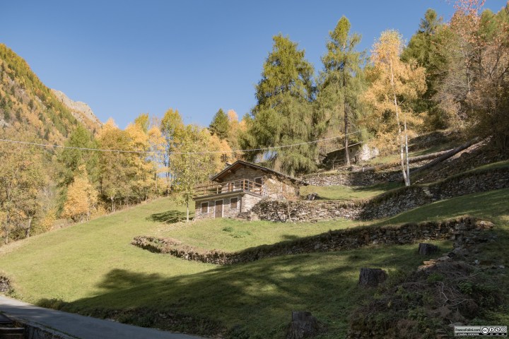 percorrendo la vallesi incontrano tante casette che sono state ricavate da antichi fienili e case dei pastori