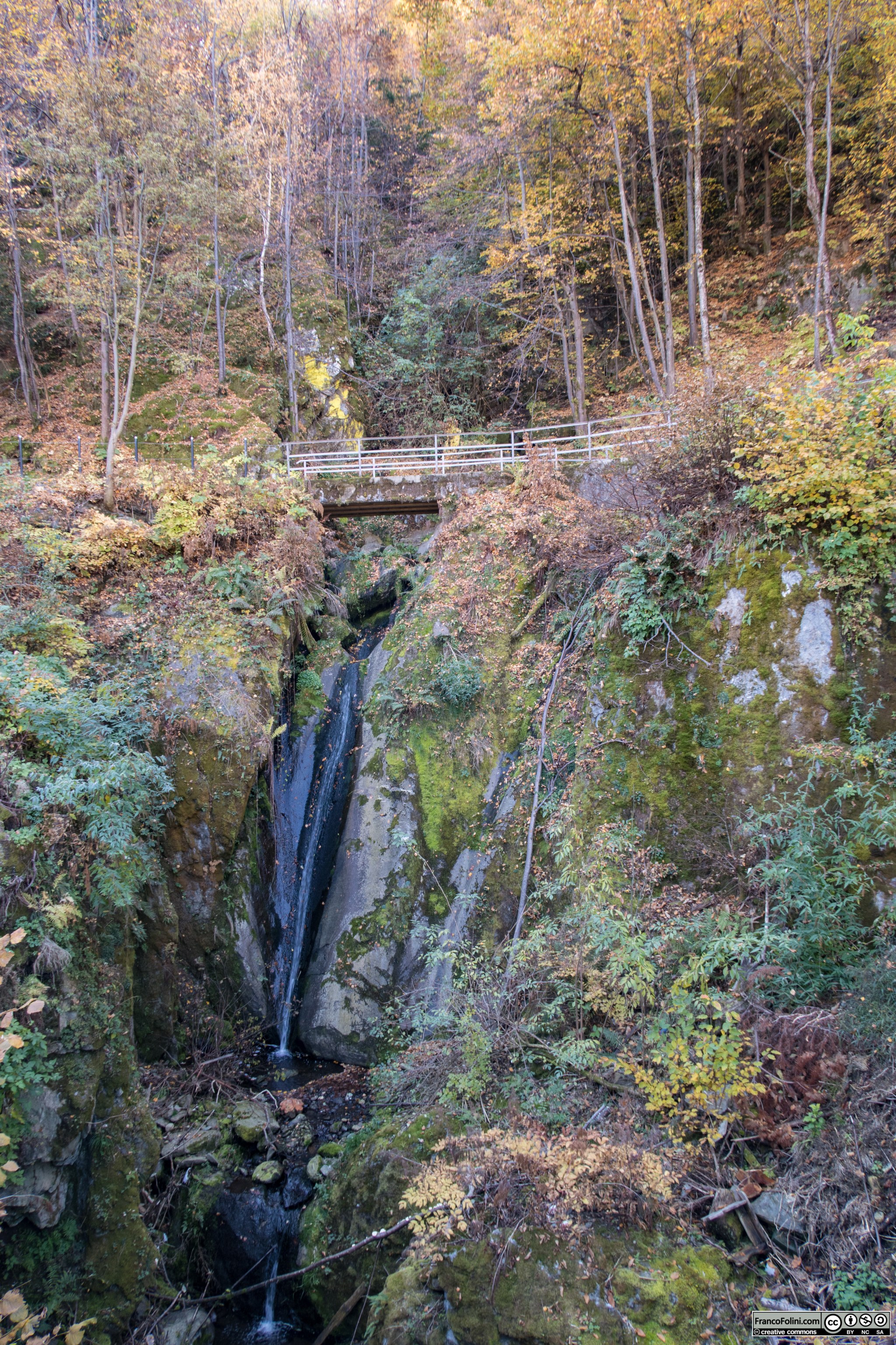 Piccola cascata lungo lastrada in corrispondenza della strada di accesso alla contrada Tripolo