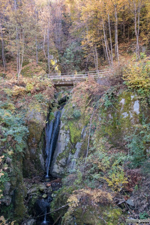 Piccola cascata lungo lastrada in corrispondenza della strada di accesso alla contrada Tripolo