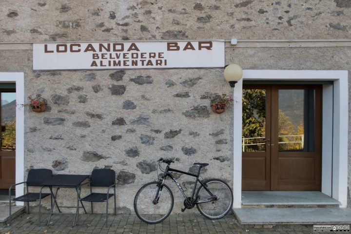 La famosa Locanda Belvedere di Arigna, in località Briotti. La locanda è nota perché qui si cucina una favolosa polenta cropa, specialità locale.
