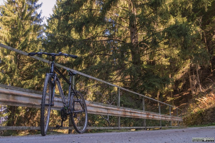 Un'altro dei tanti ponticelli in metallo che scavalcano i torrentelli che scendono sul fianco della montagna.