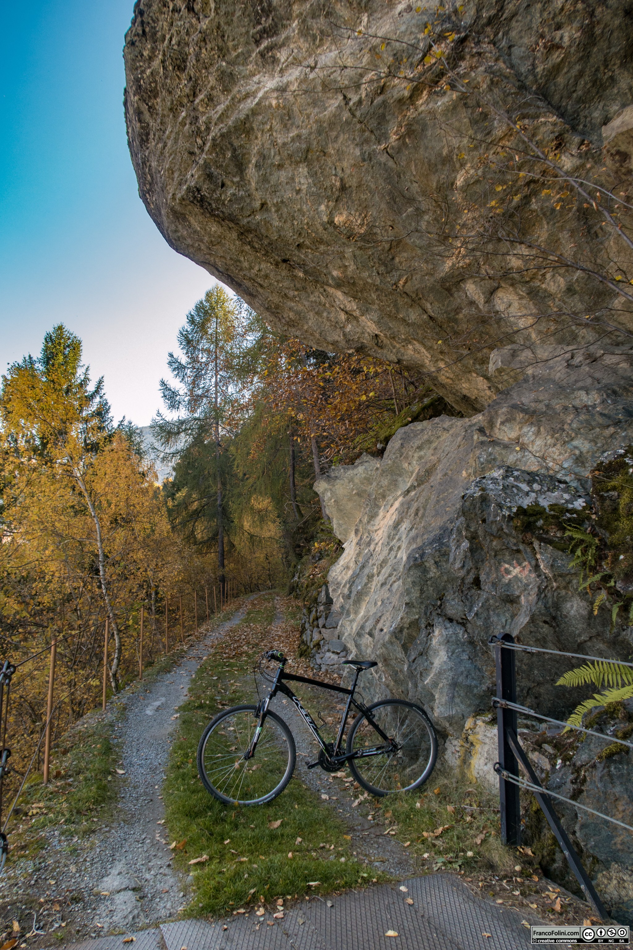 Un passaggio suggestivo della decauville sotto un grosso macigno.