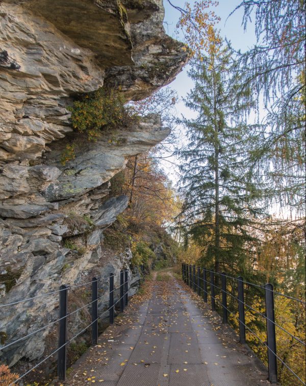 Altro passaggio suggestivo della decauville sotto una parete rocciosa.