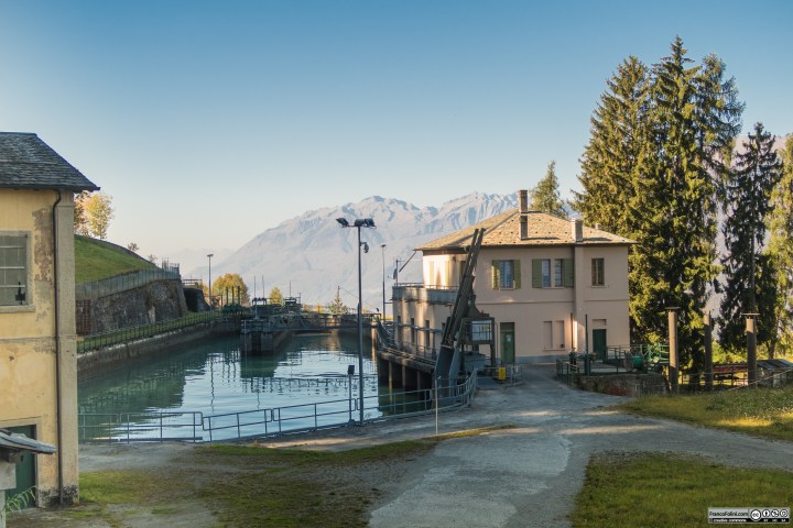 Bacino di raccolta delle acque in località Gaggio, Piateda (Sondrio). Da qui partono le condotte forzate che alimentano la centrale idroelettrica Edison-Veniva sul fondovalle.