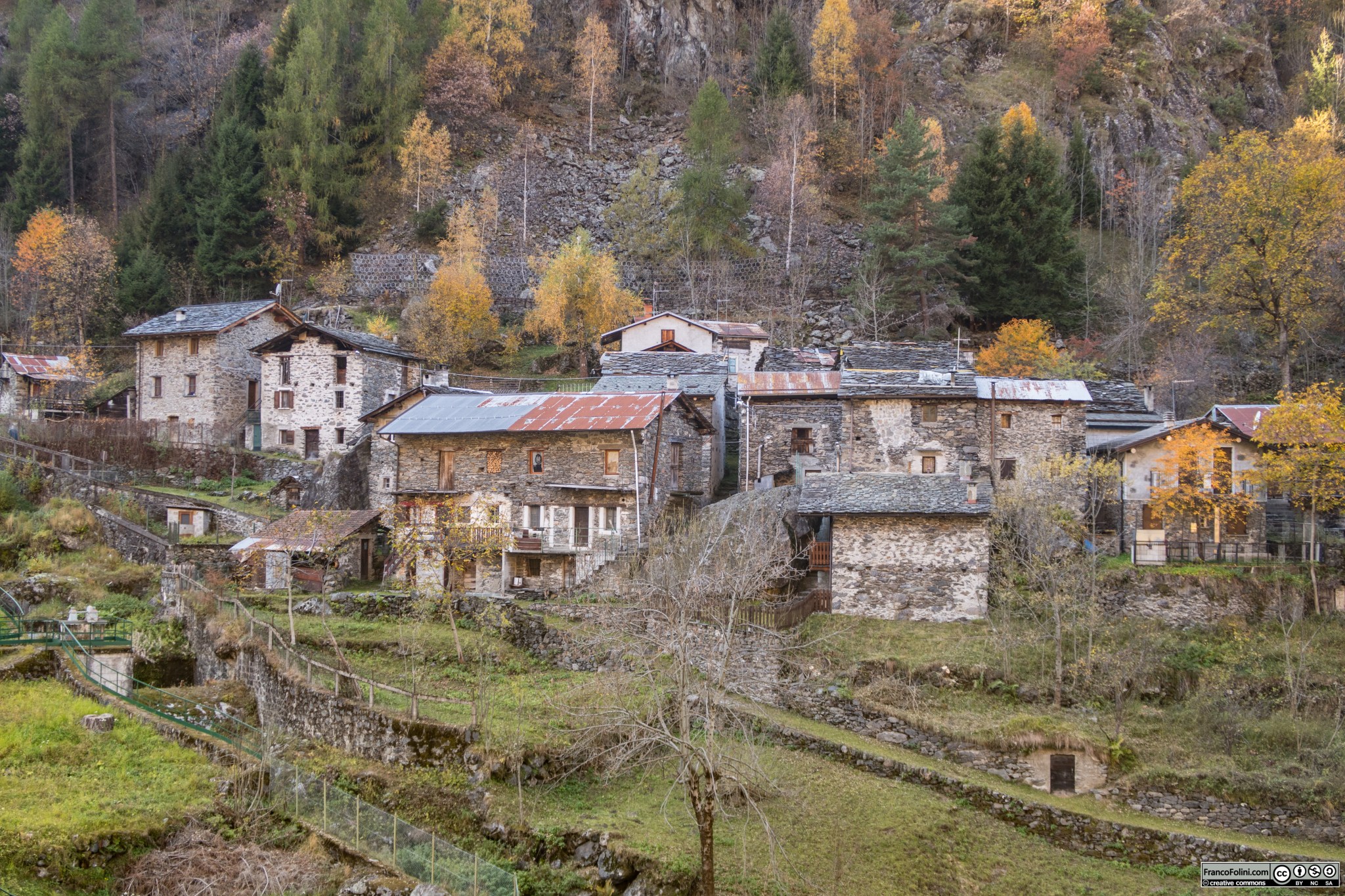 L'antico abitato di Vedello, posto sul fianco della montagna a fianco della centrale idroelettrica.