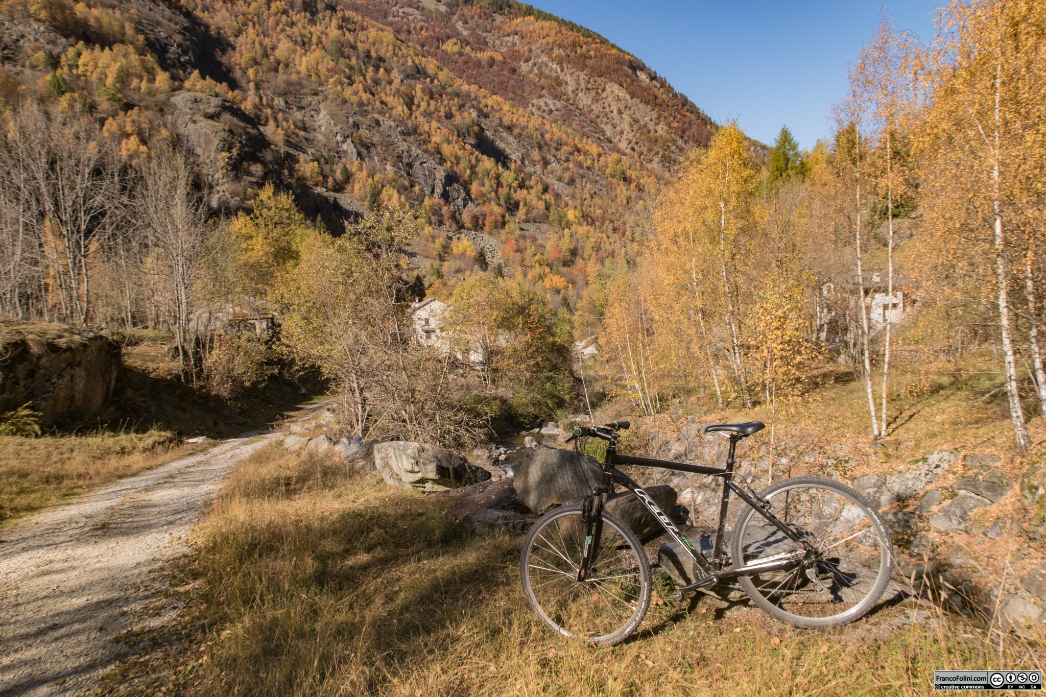 La località Vedello, poco sopra la centrale idroelettrica riprende il carattere selvaggio tipico di queste valli.