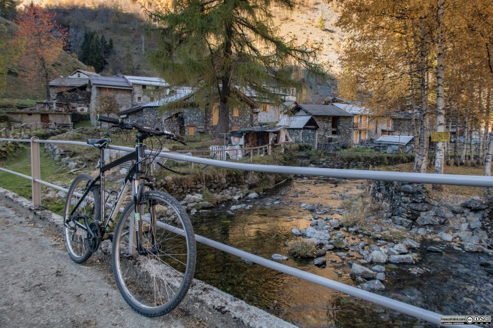 L'abitato di Ambria visto dal ponticello sul torrente Zappello.