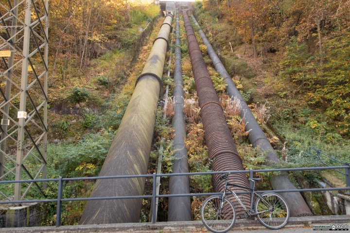 Le condotte forzate che portano a valle le acque raccolte dal canale di gronda che corre a fianco alla decauville e concentrate nell'invaso del Gaggio.