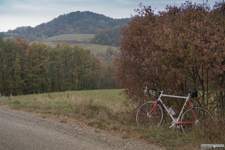 Le strade che si inerpicano sulle colline dell'Oltrepò offrono un susseguirsi di paesaggi sempre diversi.