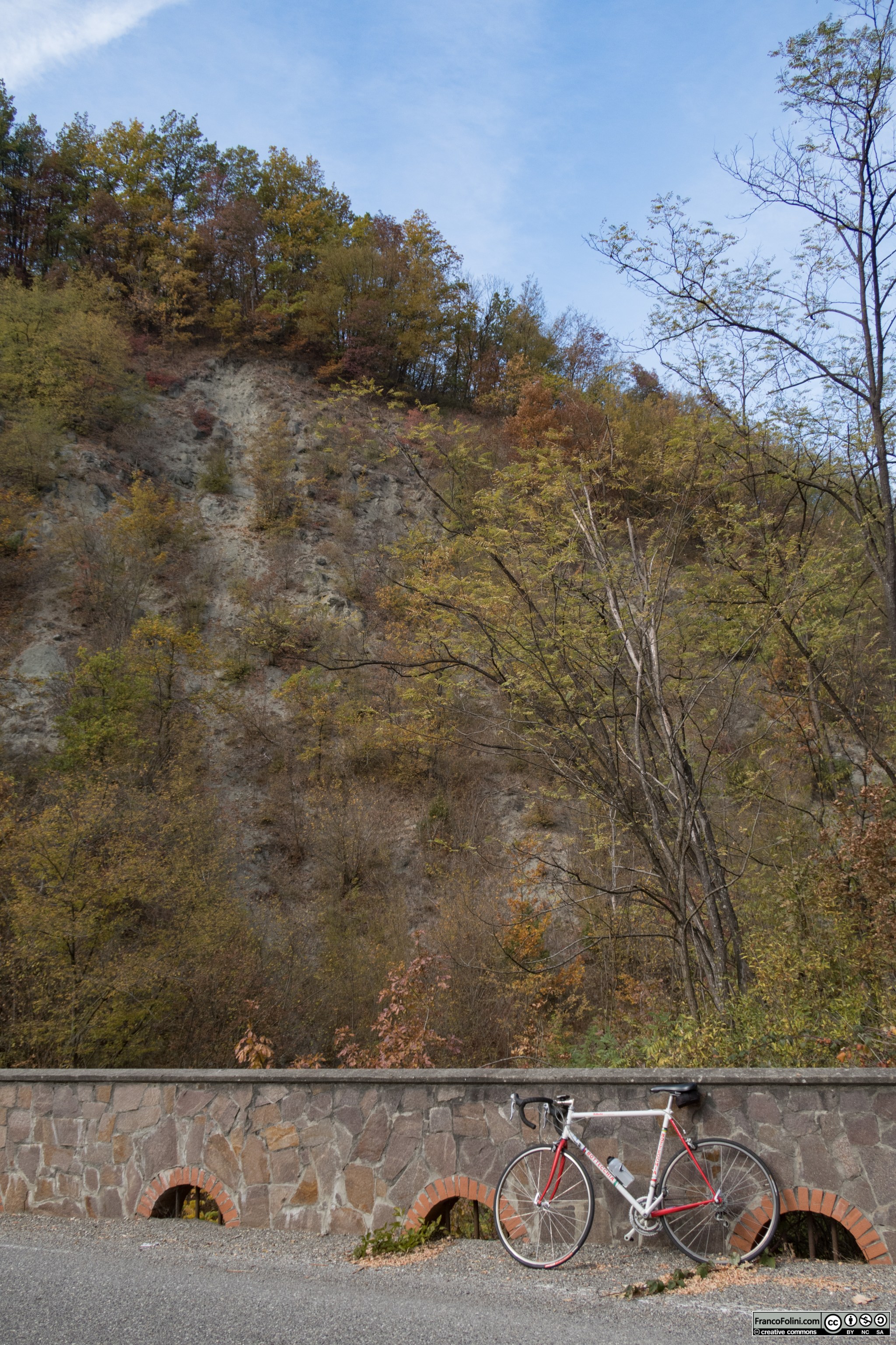Un tratto della strada provinciale che porta verso il lago di Trebecco