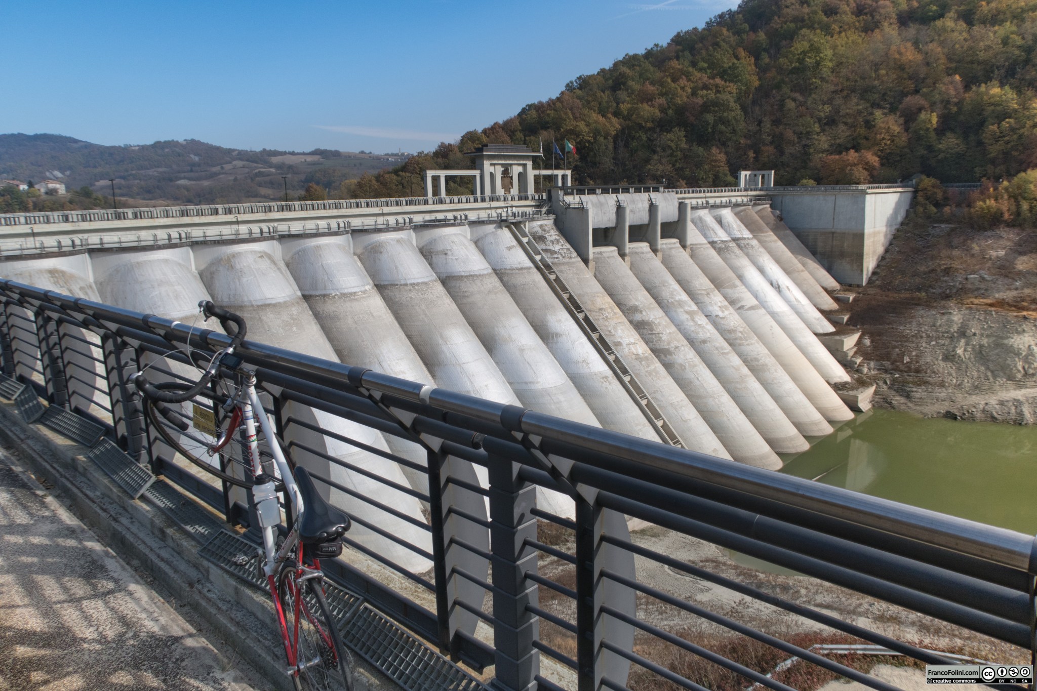 La diga di Molato che da' luogo al lago di Trebecco. La diga e' percorribile solo in alcune ore della giornata.