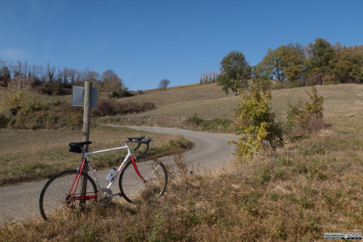 La strada provinciale 203 ci riporta dal lago di Trebecco verso Casteggio con una bella salita