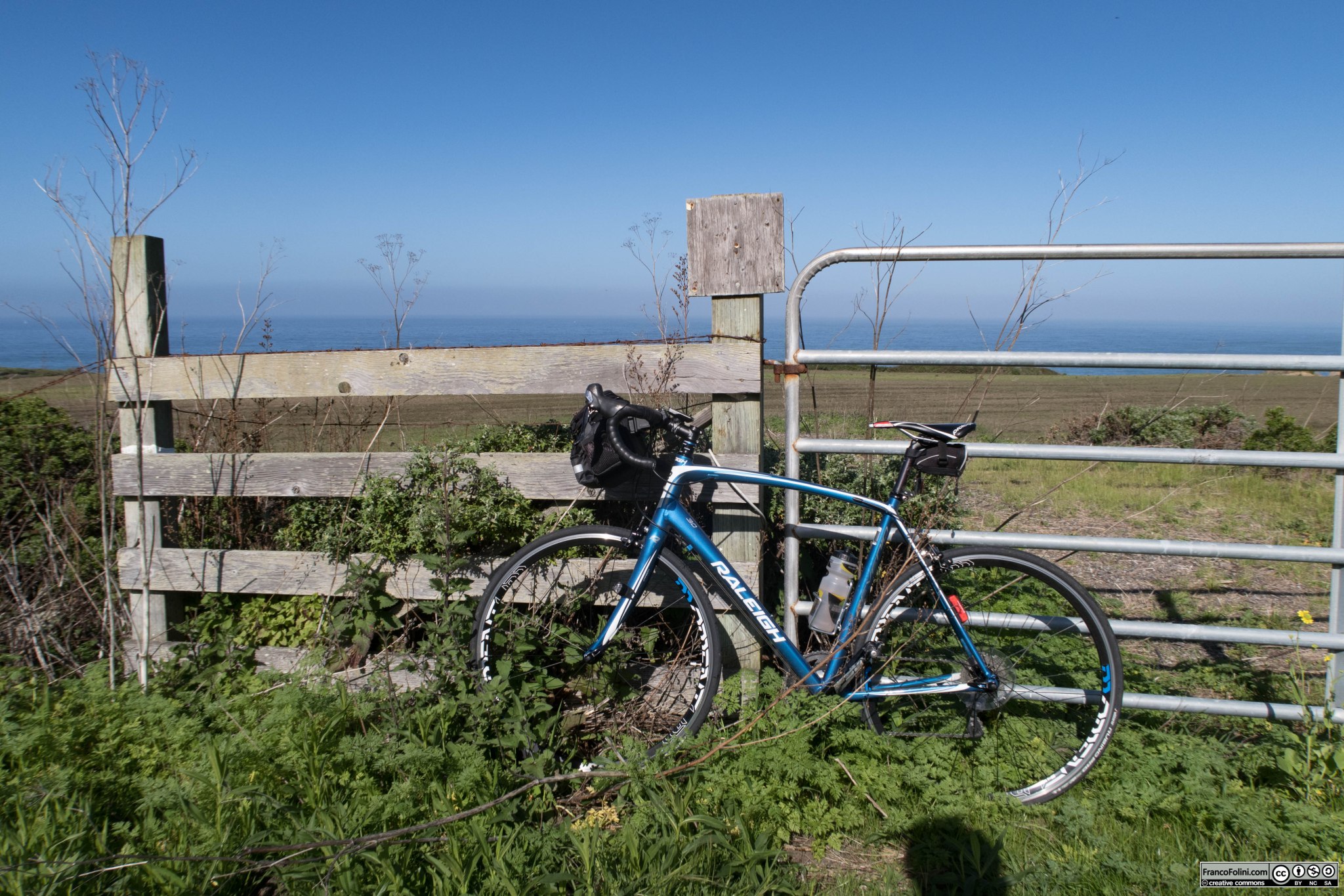 Foto della prima fermata per immortalare il paesaggio bucolico che si incontra appena usciti dall'abitato di Half Moon Bay e che pur con mille variazioni mi accompagnerà per gran parte del percorso.