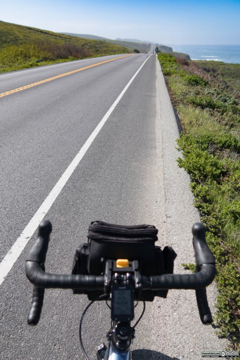 Foto scattata pedalando con l'intento di raccontare i piccoli ma continui saliscendi che caratterizzano questa strada costiera.
