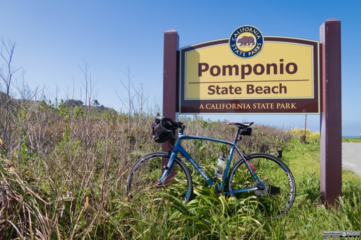 Immancabile foto di rito davanti al cartello della Pomponio State beach.
