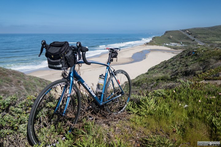 Vista di Pomponio State Beach, una delle spiagge più belle del percorso.
