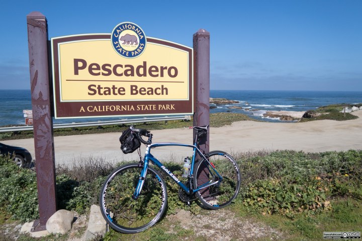 Il cartello che segnala la spiaggia di Pescadero, un piccolo villaggio che si trova pochi km all'interno.
