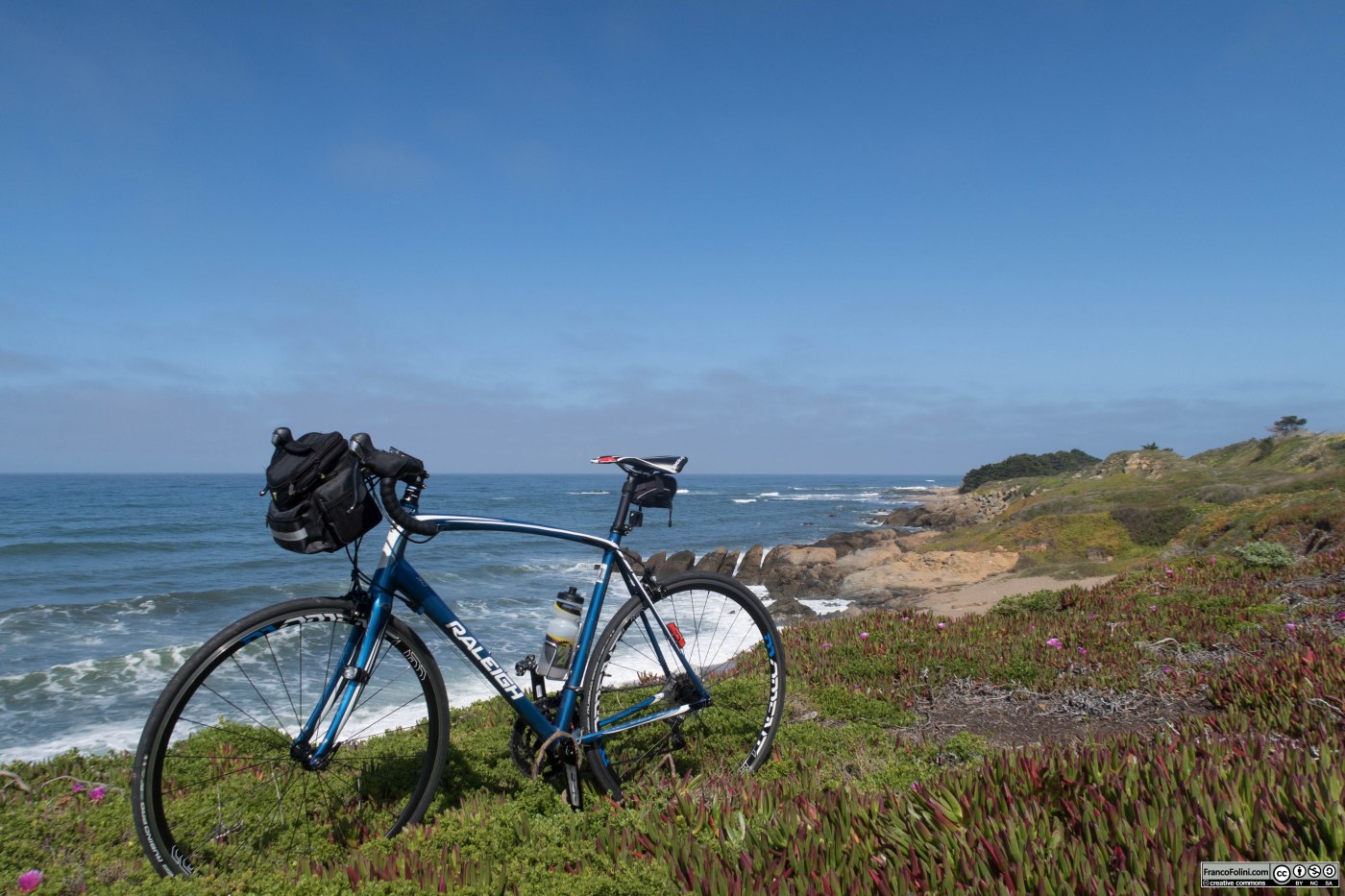 Non ricordo esattamente dove ho scattato questa foto. Il percorso offre un susseguirsi continuo di splendide spiagge deserte.