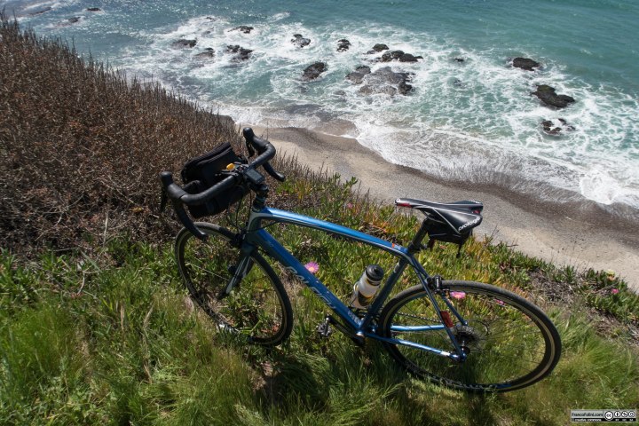Foto lungo la scogliera a picco sul mare