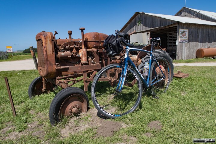 Foto ricordo vicino allo spaccio di una grande fattoria lungo la costa del pacifico