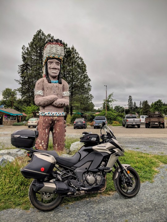 Statua di un capo indiano che segnala il piccolo ristorante a conduzione familiare Big Chief // Draft Punk a Laytonville, California.