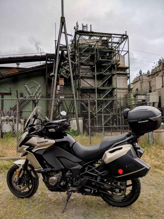 La cittadina di Scotia, California, e' da sempre specializzata nella lavorazione del legname estratto dalle vastissime foreste della zona. Questo e' un impianto industriale per la lavorazione del legno. Kawasaki Versys 1000 LT in primo piano.