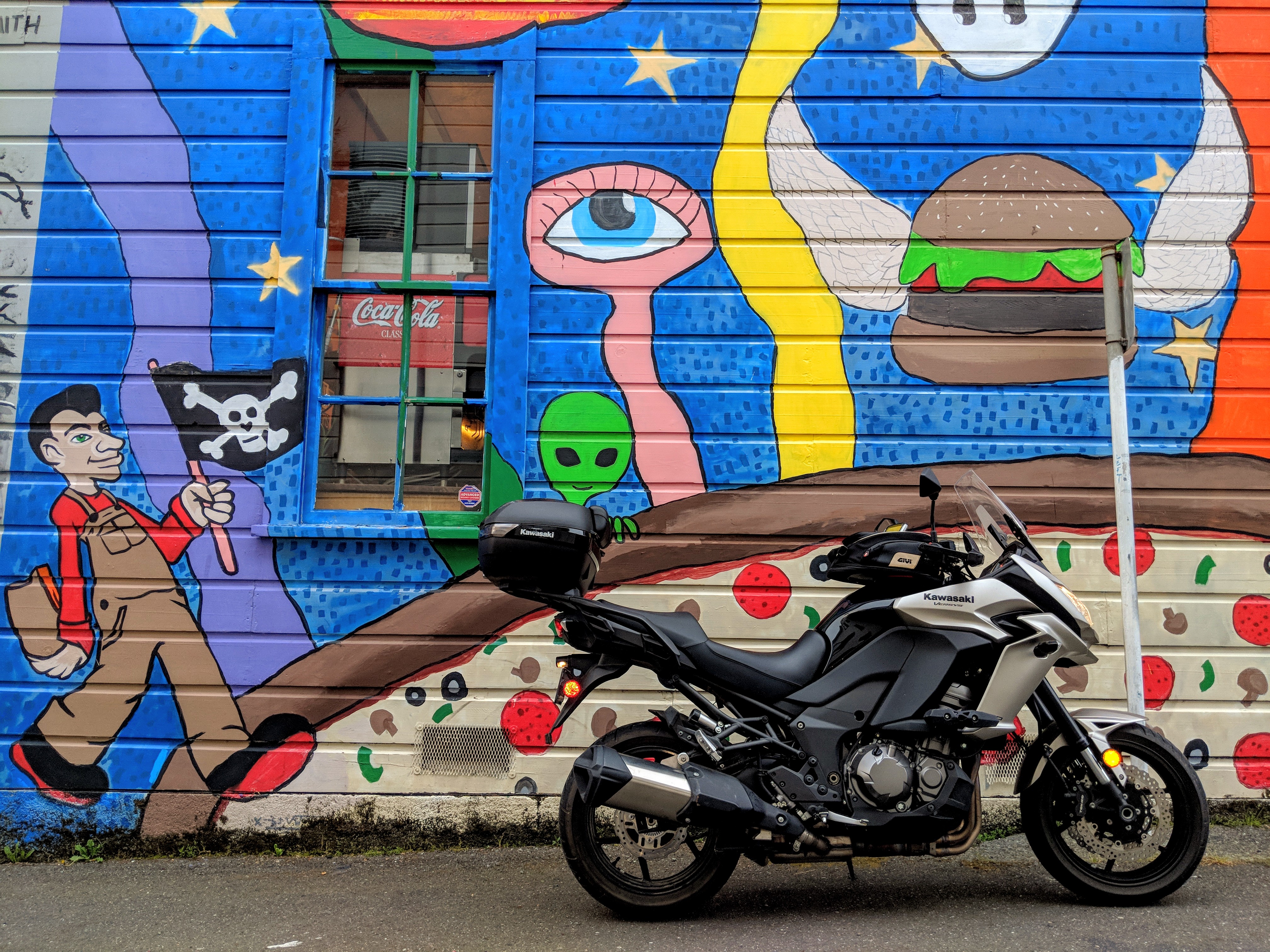 Murale sul muro di un ristorante nel centro di Arcata.