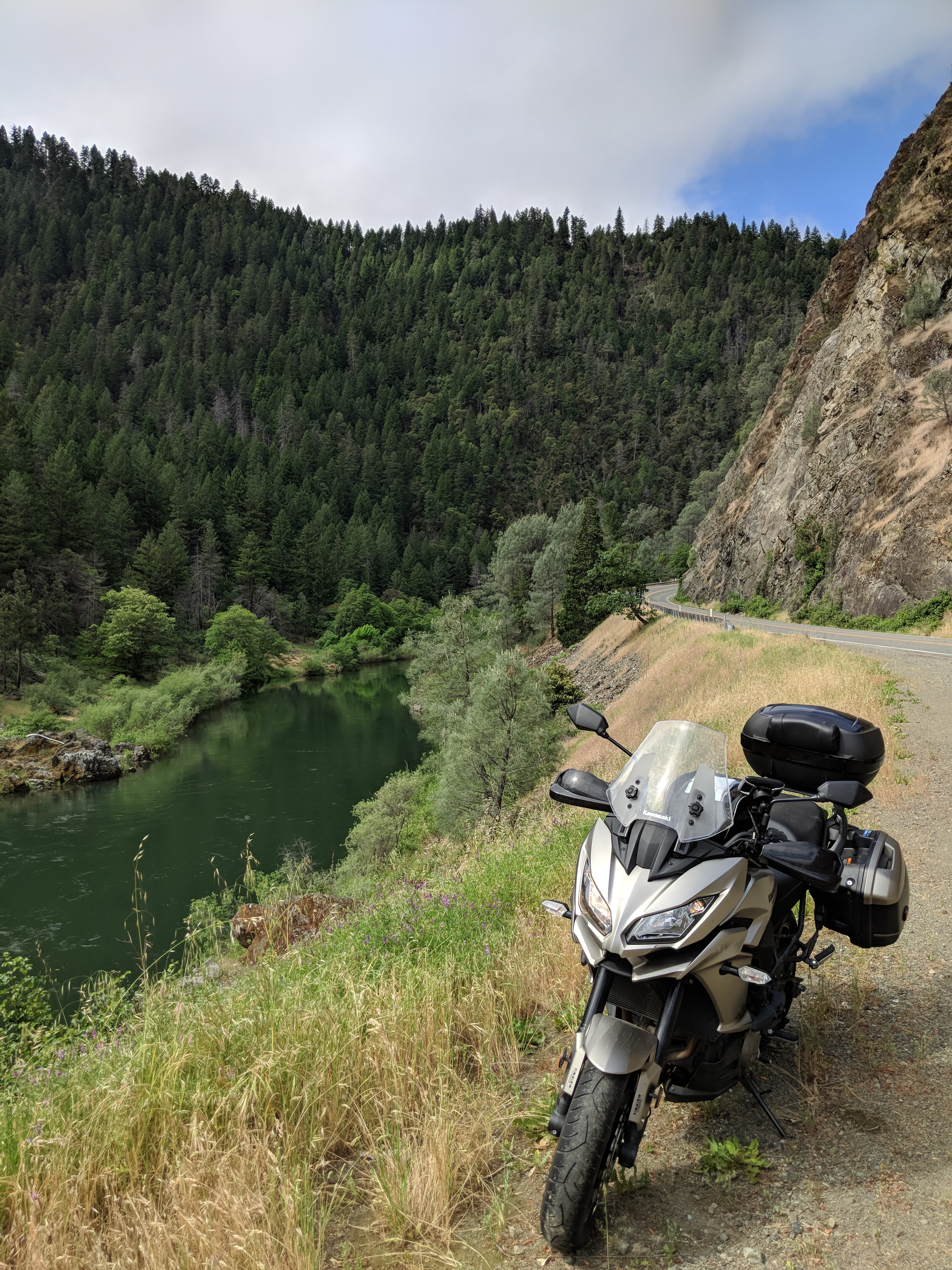 La Road 299 attraversa foreste e vallate completamente disabitate con un susseguirsi di curve per la delizia dei motociclisti che hanno la fortuna di percorrerla.