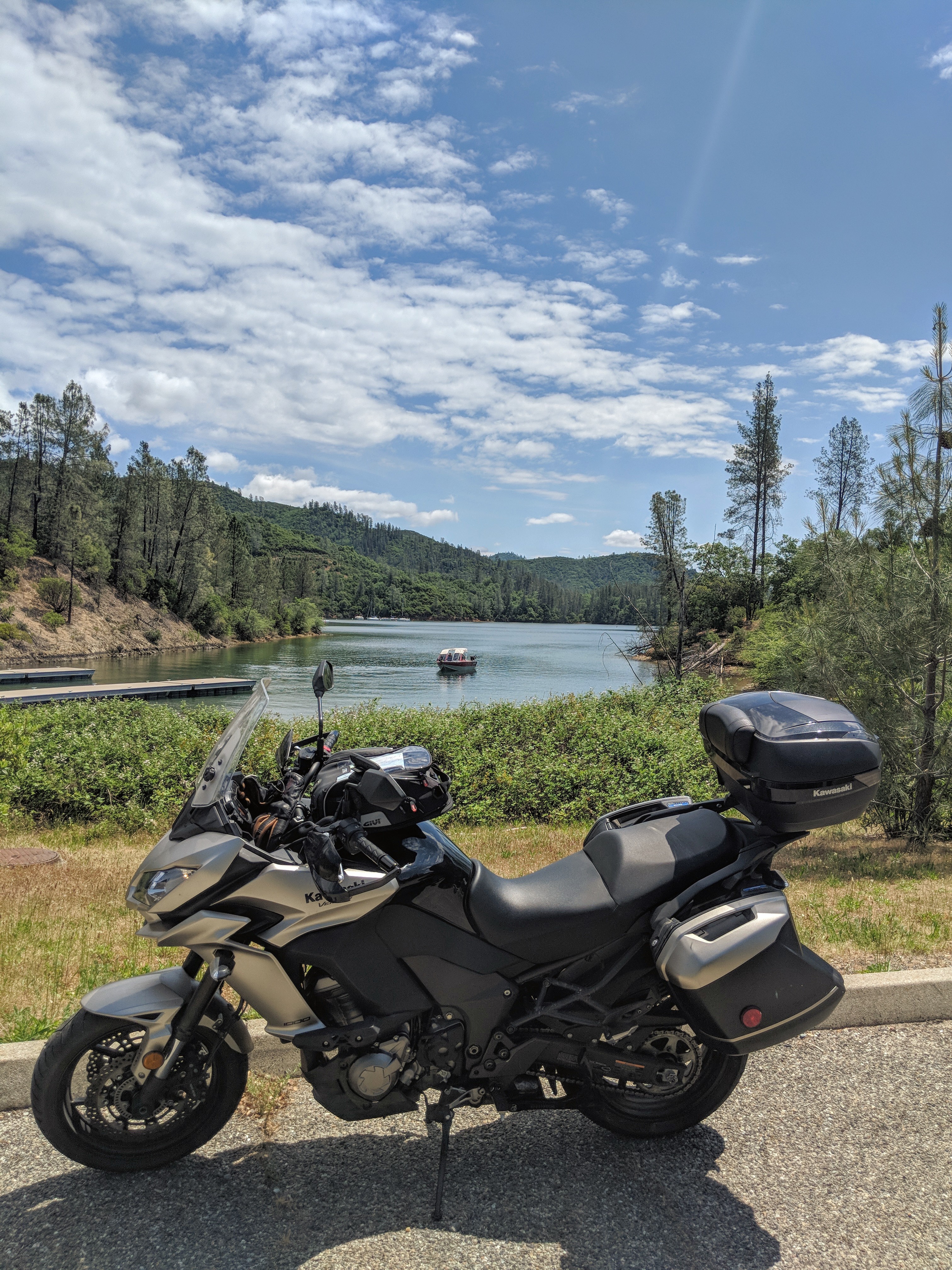 Vista del lago artificiale di Whiskeytown. Il lago si trova all'interno di una Recreation Area, meta molto popolare per le vacanze di molti californiani.