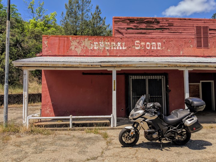Vecchio saloon abbandonato nei pressi del lago di Wiskeytown.