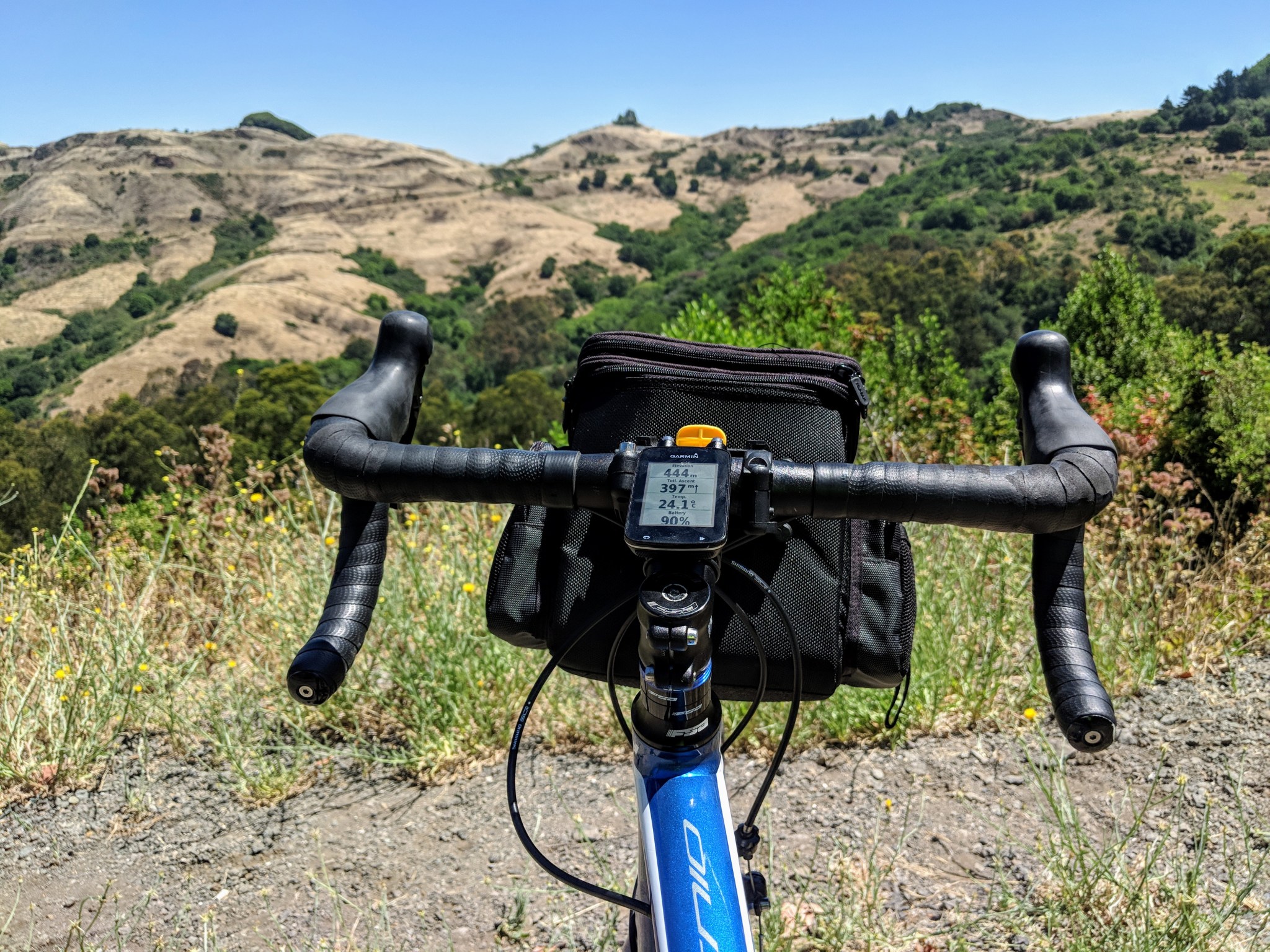 Vista del Sibley Volcanic Regional Preserve dal Grizzly Peak Boulevard. Questa strada percorre le colline in direzione nord-sud mantenendosi sullo spartiacque e offrendo numerose viste spettacolari sulla baia di San Francisco.