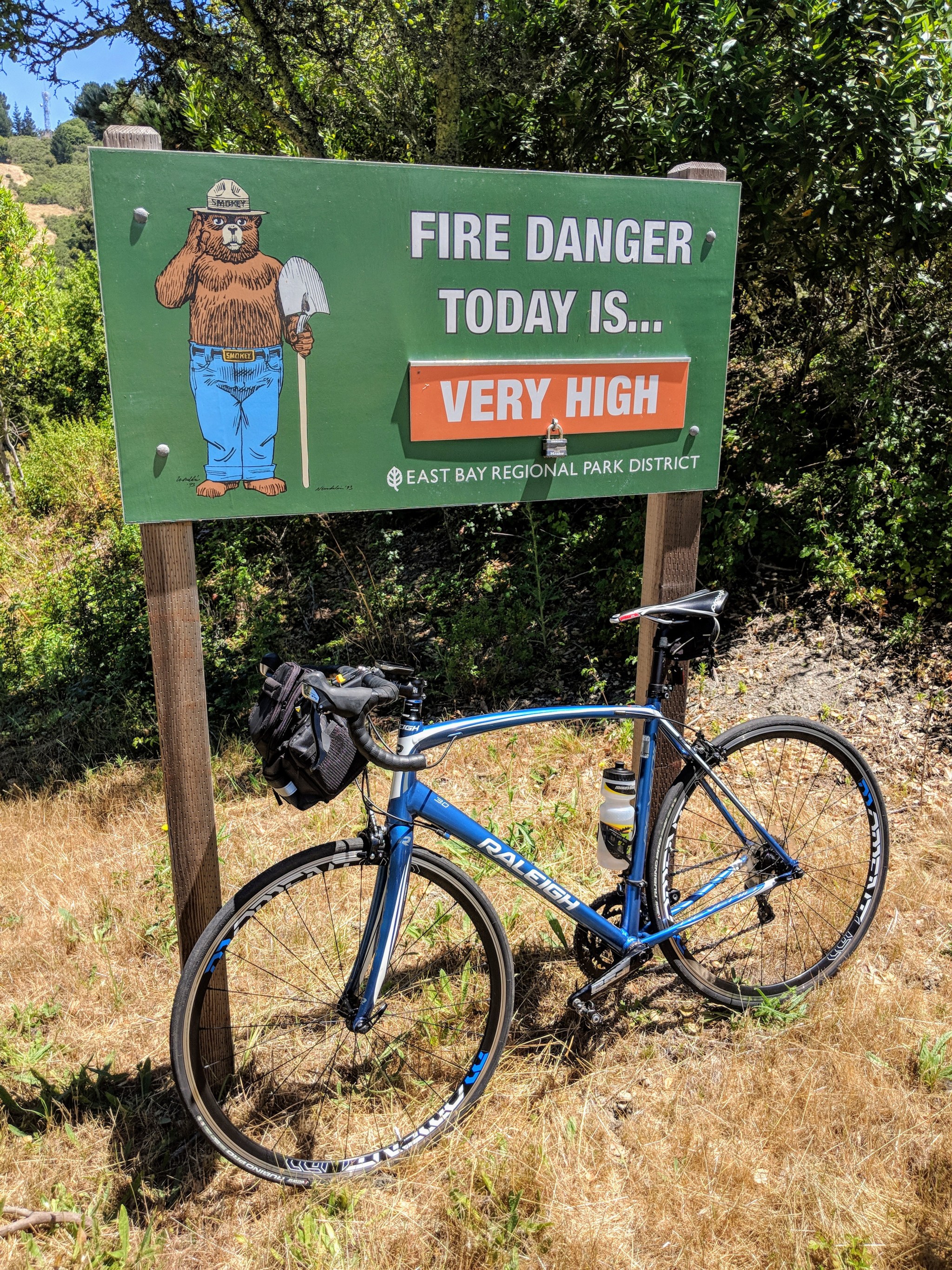 Il cartello che segnala il livello di pericolo d'incendi all'imbocco della South Park Road nel Tilden Park sulle colline di Berkeley