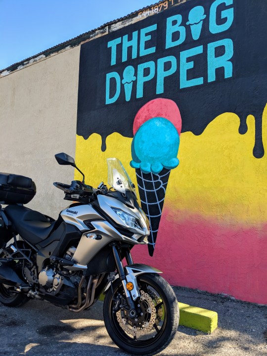 La Kawasaki Versys 1000 in posa davanti a un colorato murale che promuove una gelateria locale nello stesso edificio a Escalon, nella Central Valley californiana. La gelateria ovviamente si chiama The Big Dipper.