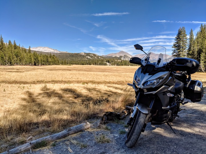La Kawasaki Versys 100 in un momento di riposo all’ombra in una delle praterie aride che si incontrano scendendo dal Tioga Pass verso Mono Lake, California