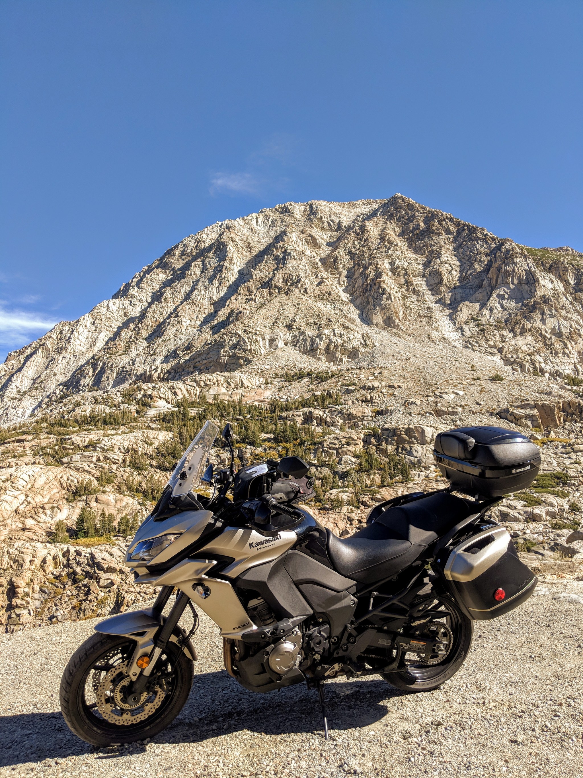 L'ultima discesa della strada del passo Tioga, attraversa una valle ripidissima circondata da monti di nuda roccia. Sempre la kawasaki Versys 1000 in primo piano.